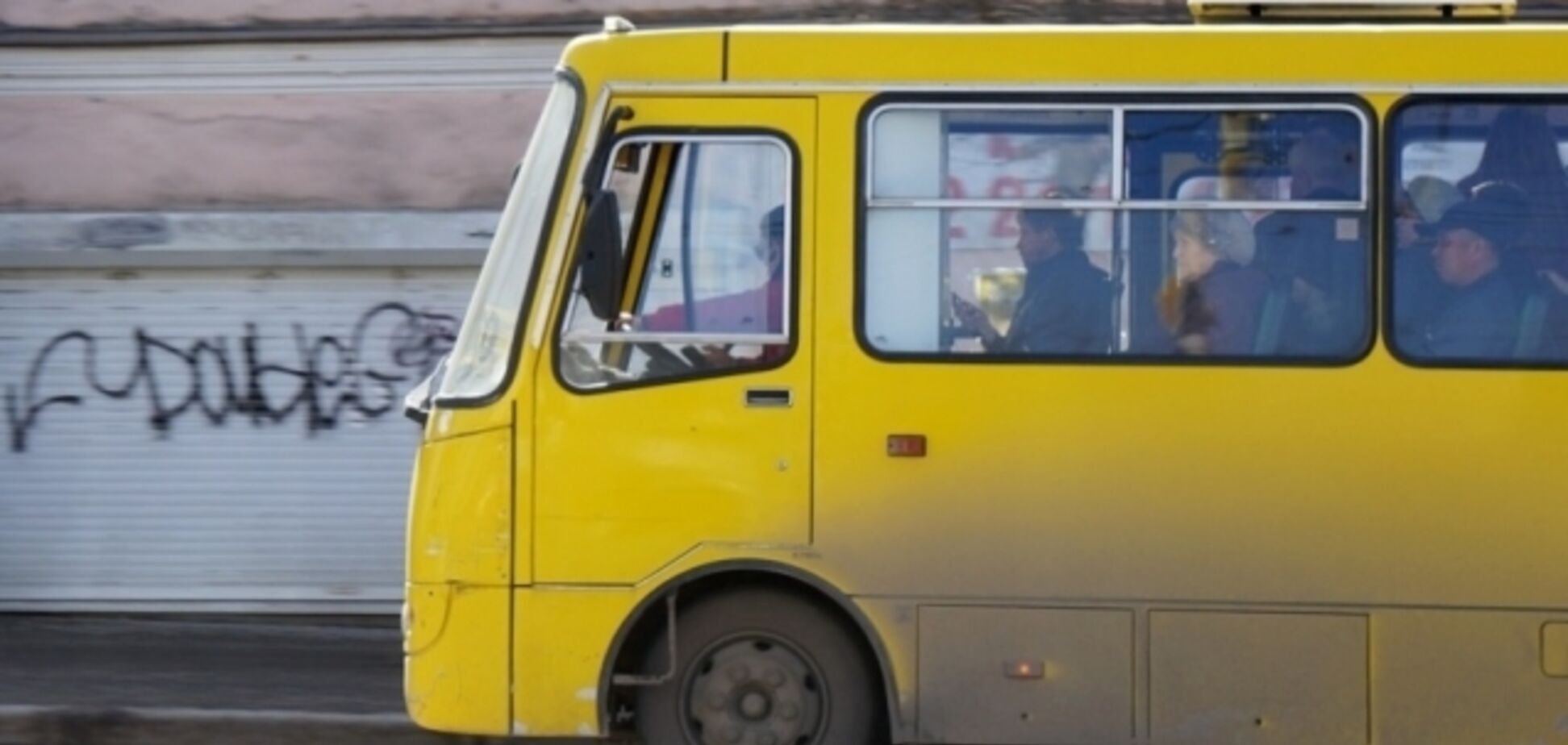 'Протягнув двері і поїхав!' Вчинок водія на Дніпропетровщині викликав гнів мережі