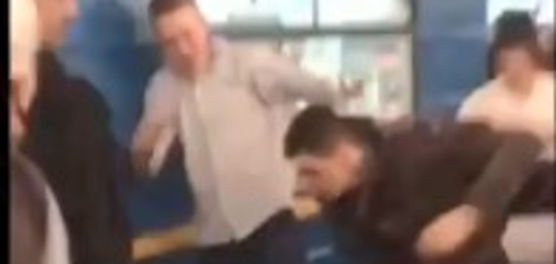 Лупил ногами, наступал на лицо: в метро Киева произошла драка