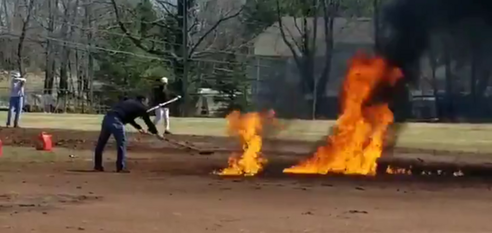 В США спортсмены подожгли площадку, пытаясь ее высушить