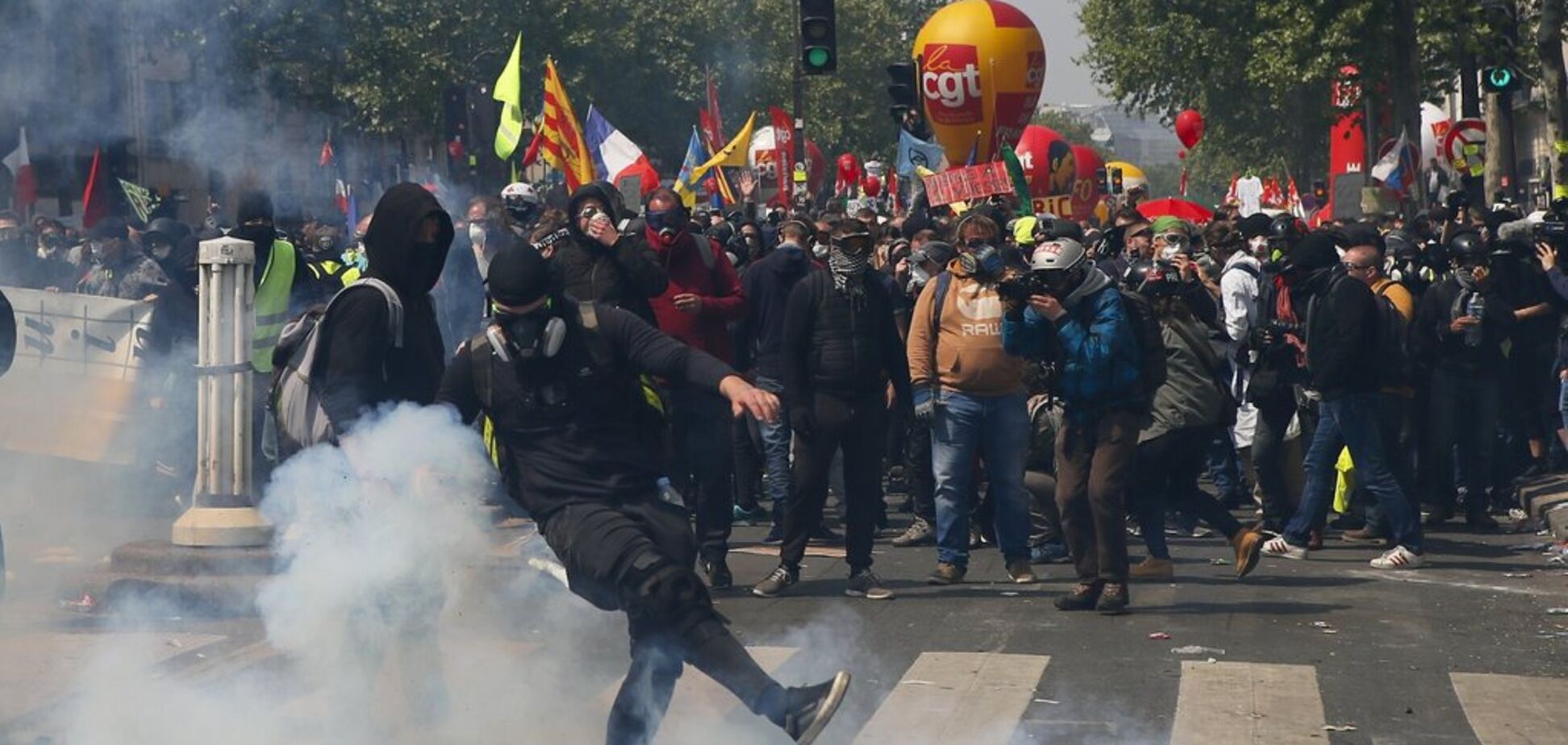 В Париже устроили массовые беспорядки: сотни задержанных