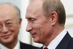 'Пуп на лбу!' В сети показали Путина до и после пластики