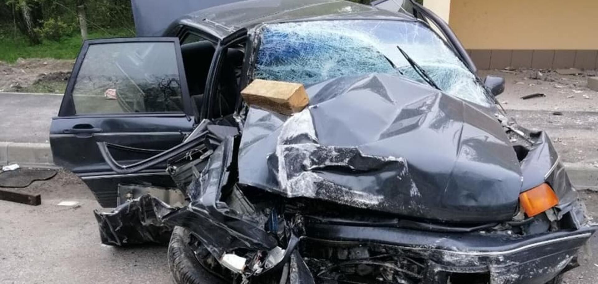 Авто рознесло зупинку під Києвом: серед постраждалих дитина