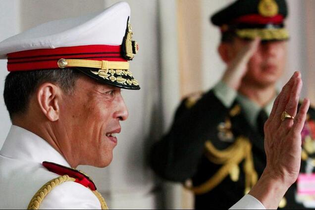 Король Таиланда женился на своем генерале: фото влюбленных