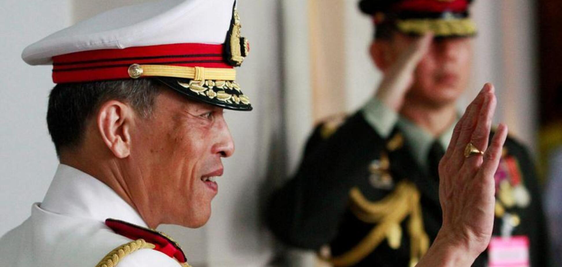 Король Таїланду одружився зі своїм генералом: фото закоханих