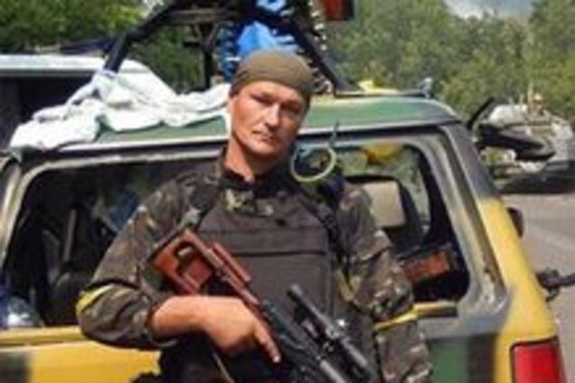 'Нет слов...' Сеть растрогало фото с дочерью погибшего АТОшника на могиле отца