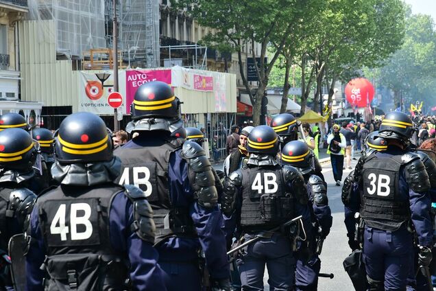 В Париже устроили массовые беспорядки: сотни задержанных