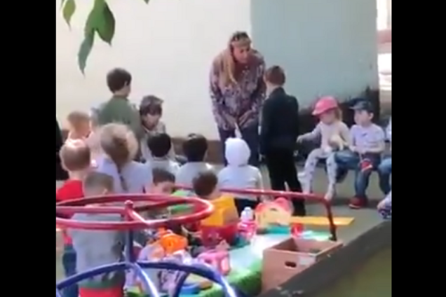 "Целуй землю, тварь!" Заведующая детским садом в России жестоко поиздевалась над ребенком