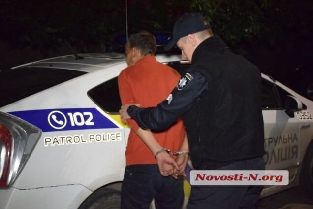 'Синочку, не треба!' У Миколаєві на очах сусідів п'яниця викинув із 7 поверху власну матір. Моторошні фото і відео