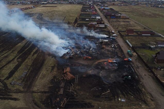"З неба валиться попіл, важко дихати": частину Росії накрило вогняне пекло. Фото і відео стихії