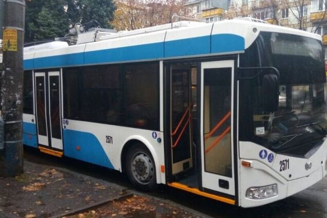 'Шел на обгон': в Черновцах пенсионерка выпала из маршрутки и сломала бедро