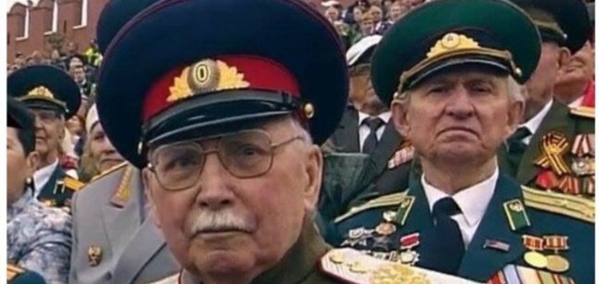 'Отдают честь ряженому г*вну': на параде в Москве обнаружили псевдоветерана. Фотофакт