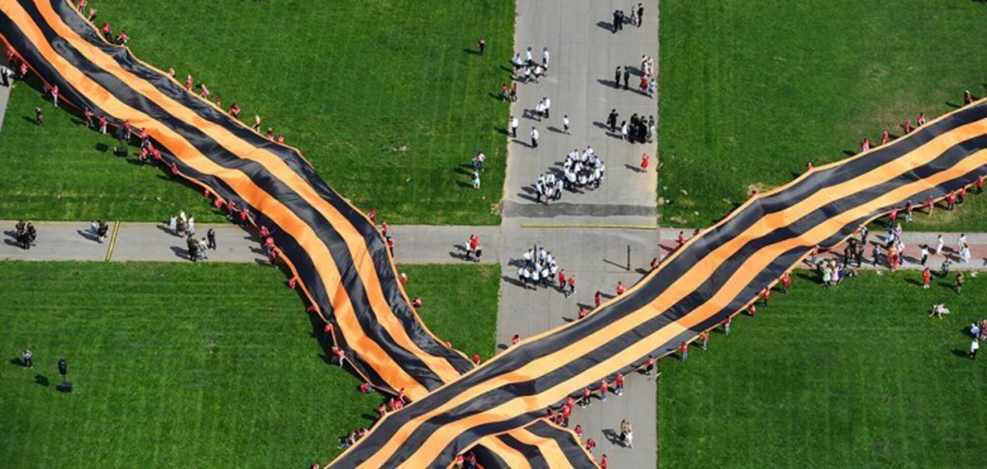 'Поставили на собі хрест': безглузда акція 'скрепного складу' Росії розсмішила мережу