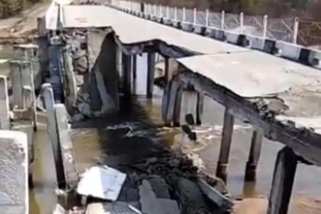 "Об'їжджайте по Кримському!" У Росії впав у річку міст для великих вантажівок: фото і відео провалу