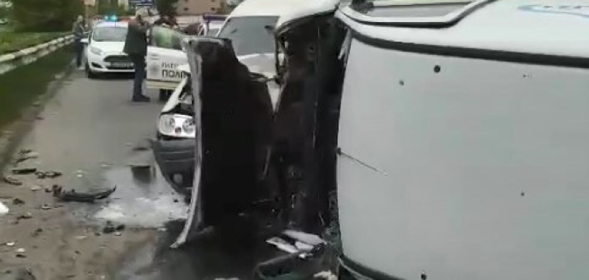 В Киеве произошла авария с опрокидыванием авто: фото с места ЧП 