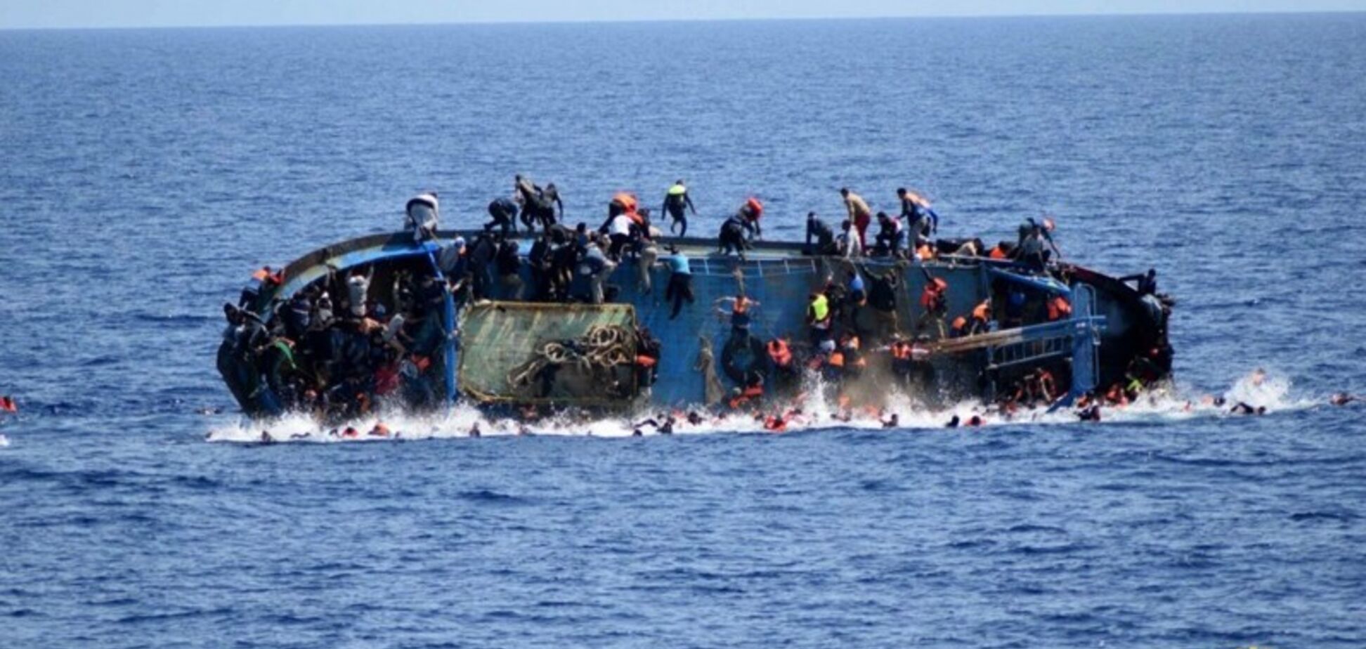 В Средиземном море случилась крупнейшая трагедия с беженцами: погибли 65 человек