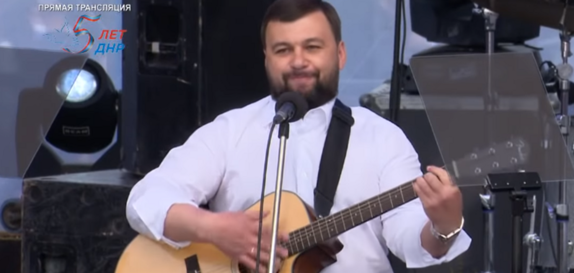 'Никому не дадим обижать!' Главарь 'ДНР' спел под гитару о верности России: видео