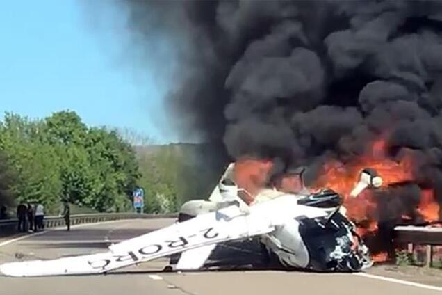У Британії розбився літак: очевидці НП відважно врятували людей із вогняної пастки
