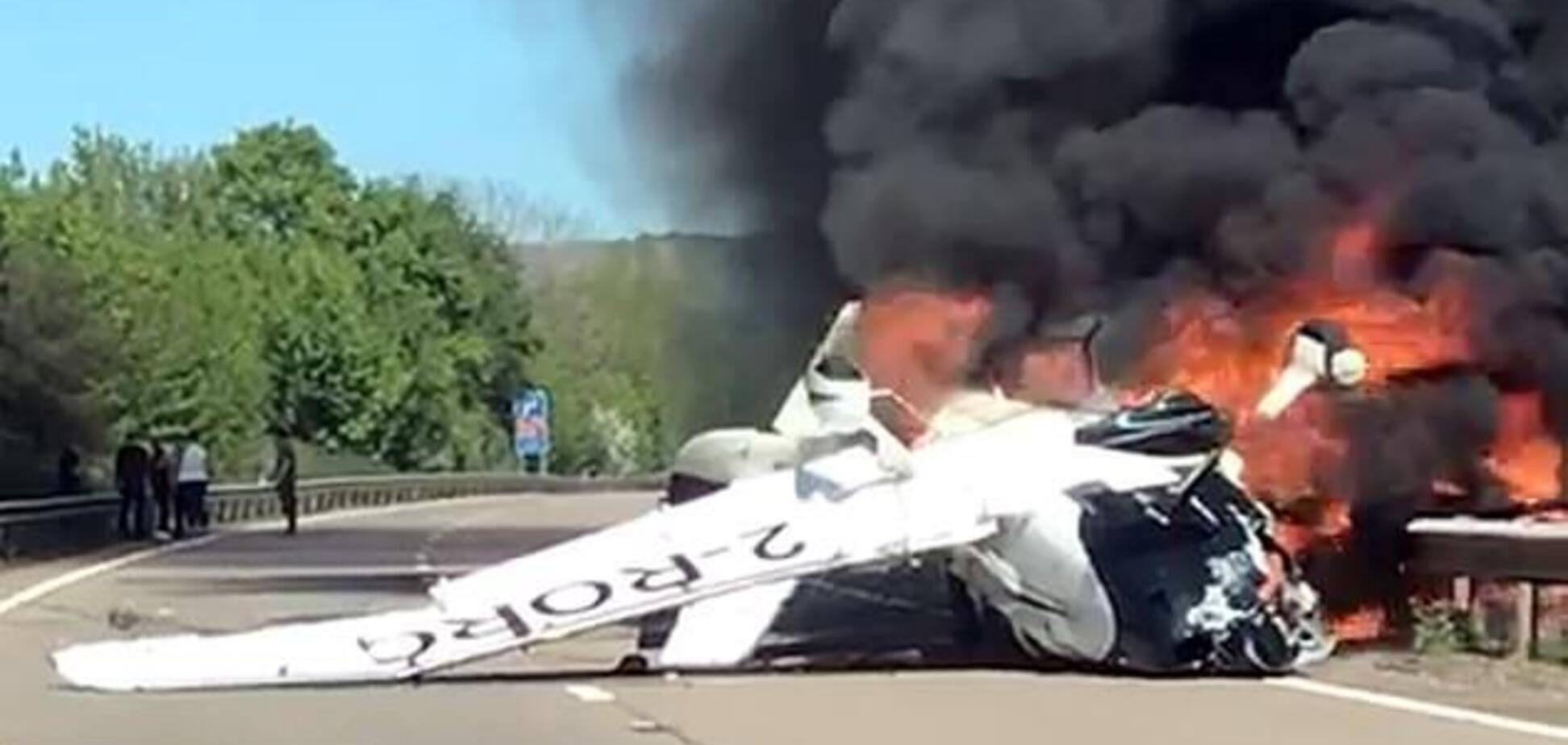 В Британии разбился самолет: очевидцы ЧП отважно спасли людей из огненной ловушки