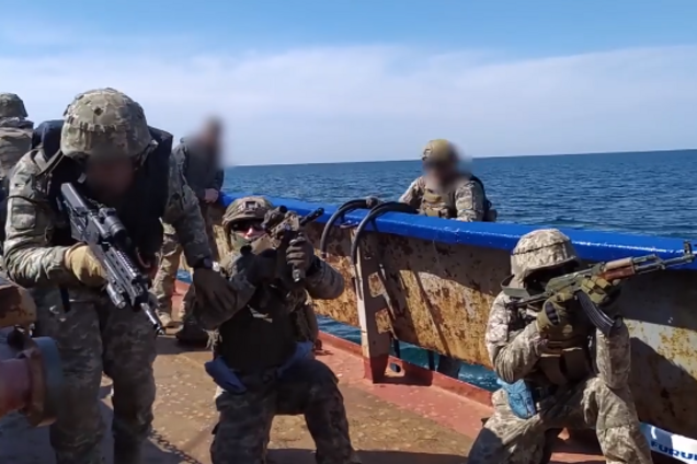 ВСУ показали, как захватывают судно в открытом море: эффектное видео