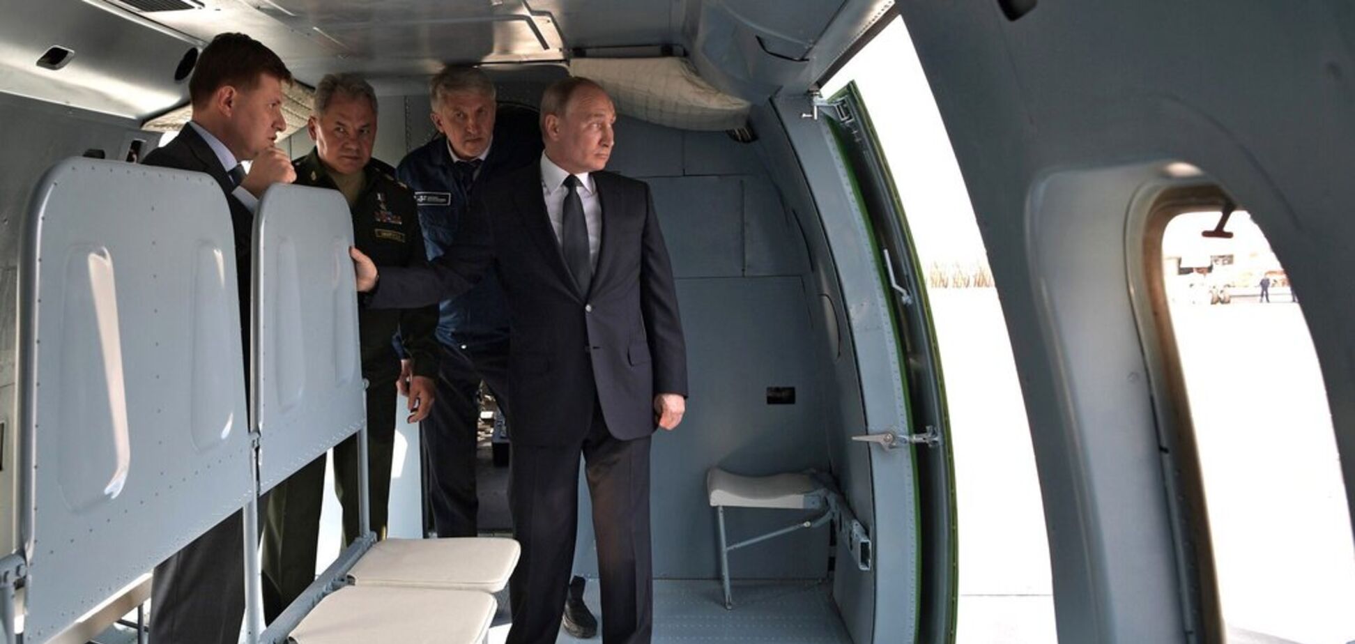 'Перефарбовують старі літаки': 'інспекція' Путіним військової техніки розлютила росіян