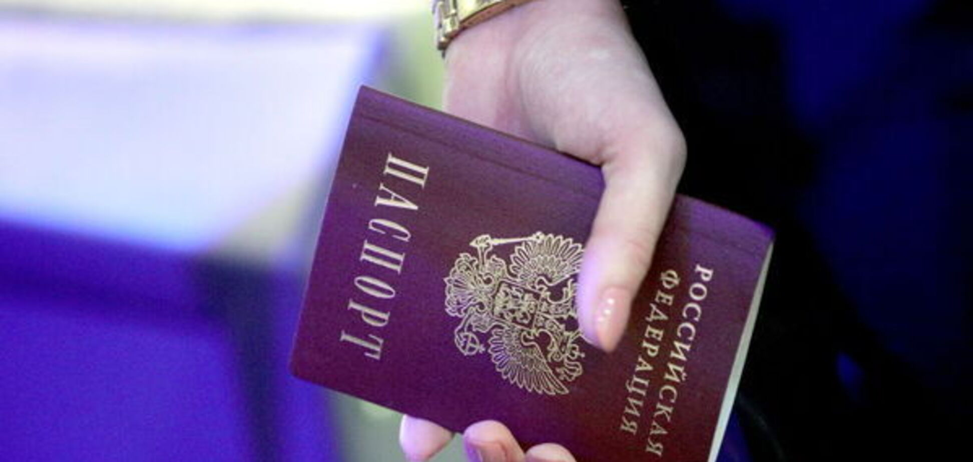 Российские паспорта на Донбассе: страна ЕС заявила о новых санкциях 