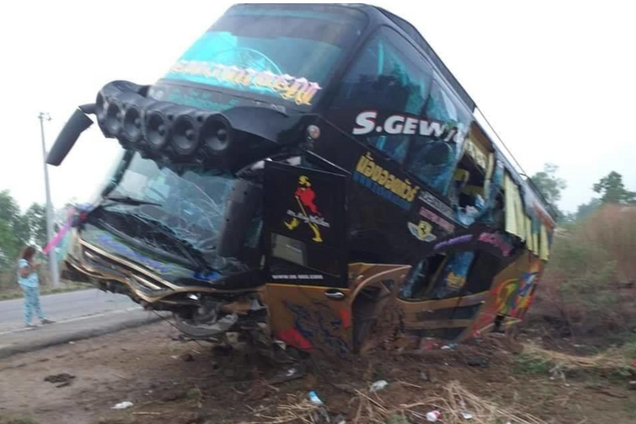 У Таїланді розбився автобус з туристами: постраждали понад 20 осіб. Фото з місця ДТП