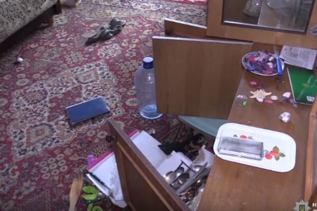 В Киеве нашли изможденного ребенка в квартире с трупами: появились новые подробности