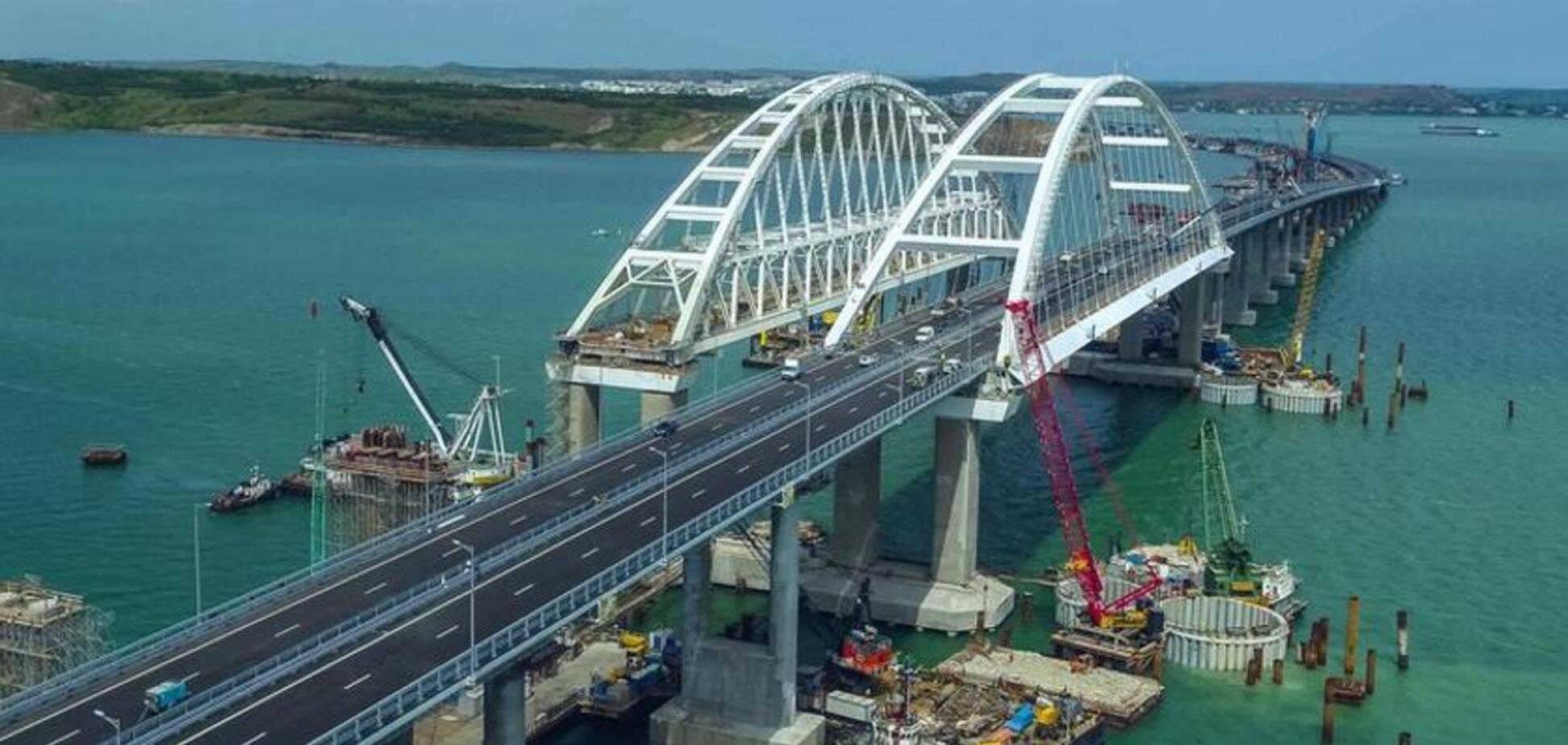 Крымский мост 'рассекли' две молнии: страшное фото