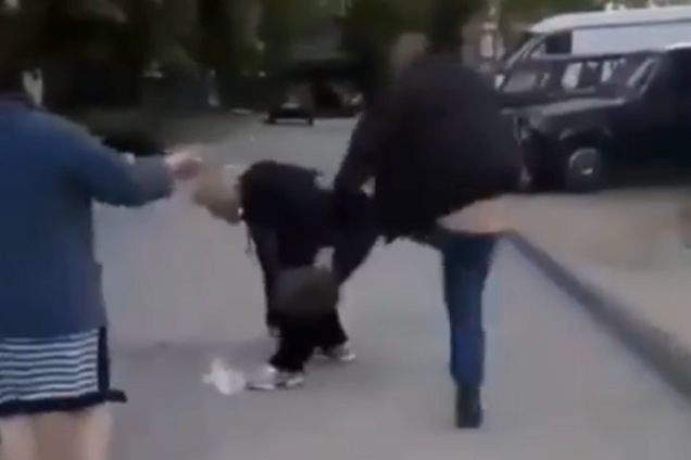 Прохожие снимали на видео: в Запорожье мужчина жестоко поиздевался над женщиной