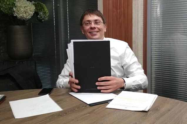 Уехал в Германию: скандальному экс-нардепу Крючкову вернули паспорт