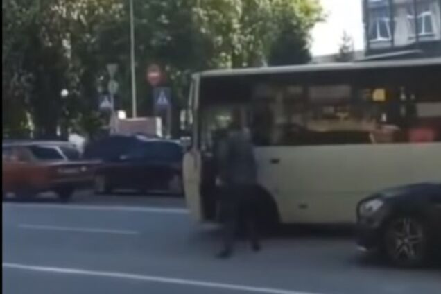 У Києві водій Mercedes напав на маршрутника з пістолетом: відео побиття