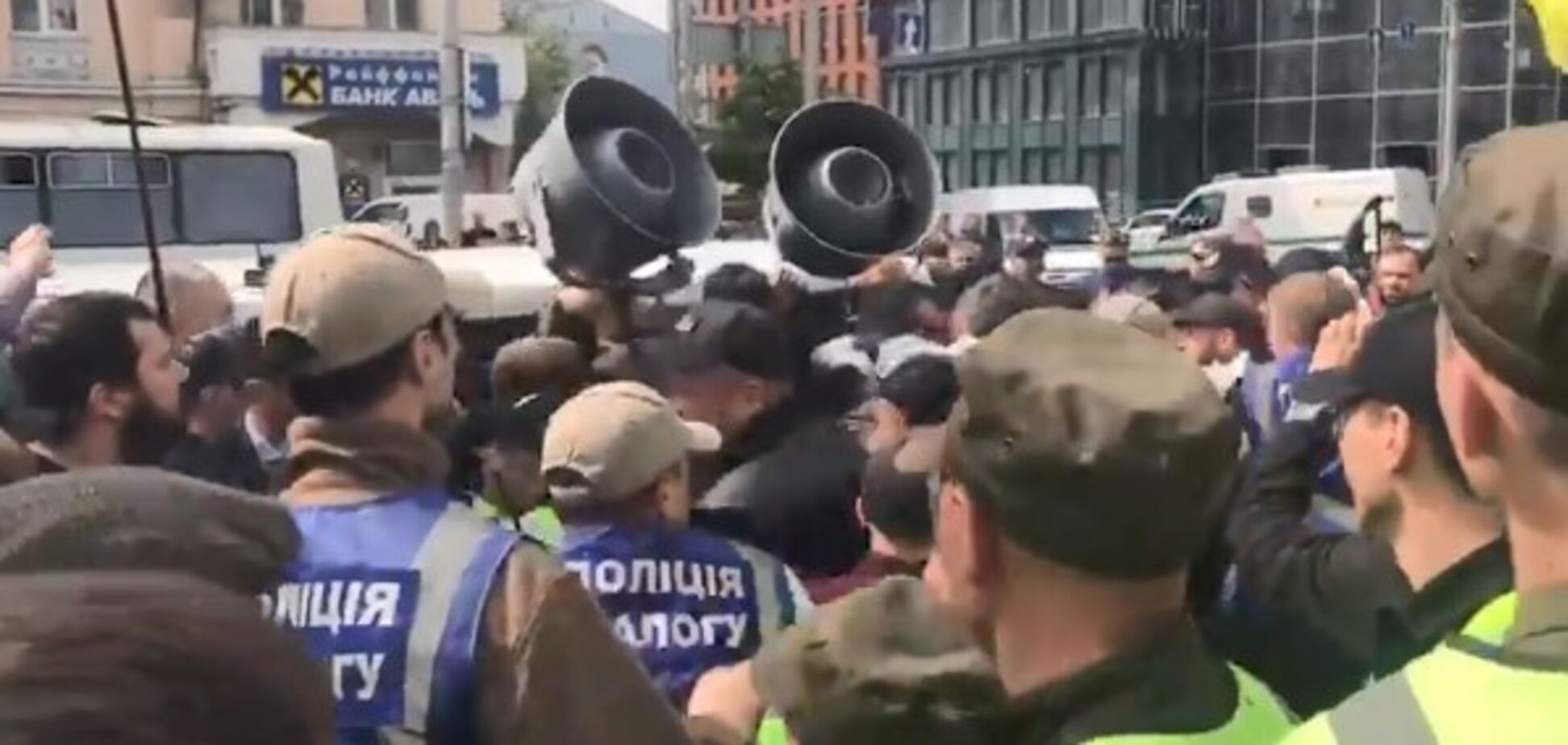 У Києві на мітингу побилися 'Нацкорпус' і прихильники БПП: відео сутичок