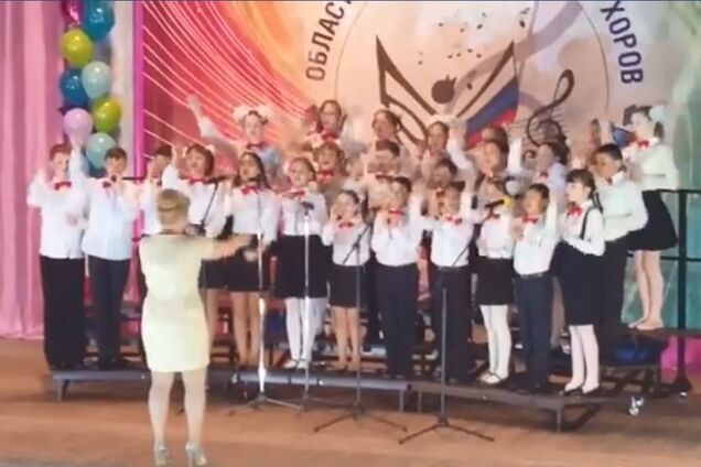 'Дебільна! Шкода, що народилася!' У Росії вчителька публічно принизила школярку на уроці