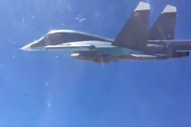 Пробиває 20 м ґрунту: скидання найпотужнішої бомби Су-34 Росії потрапило на відео