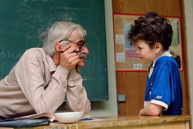 Учителей-пенсионеров лишат работы: в Киеве назревает скандал в школах