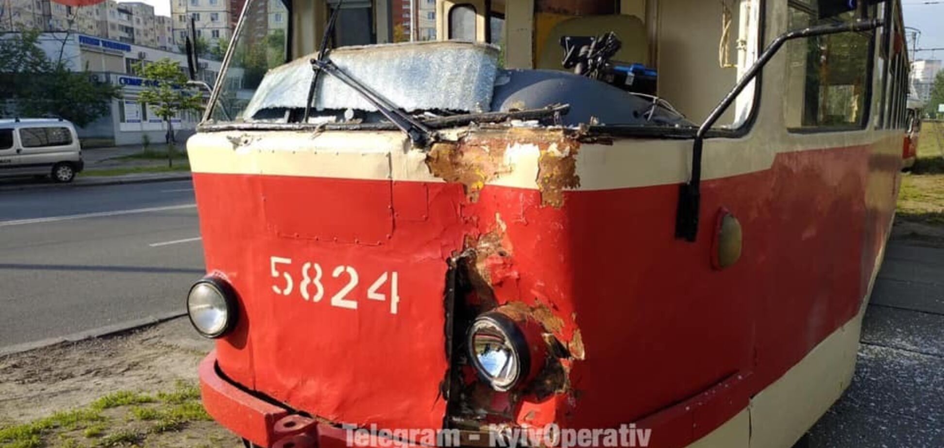 У Києві вантажівка влетіла в трамвай: є постраждалі