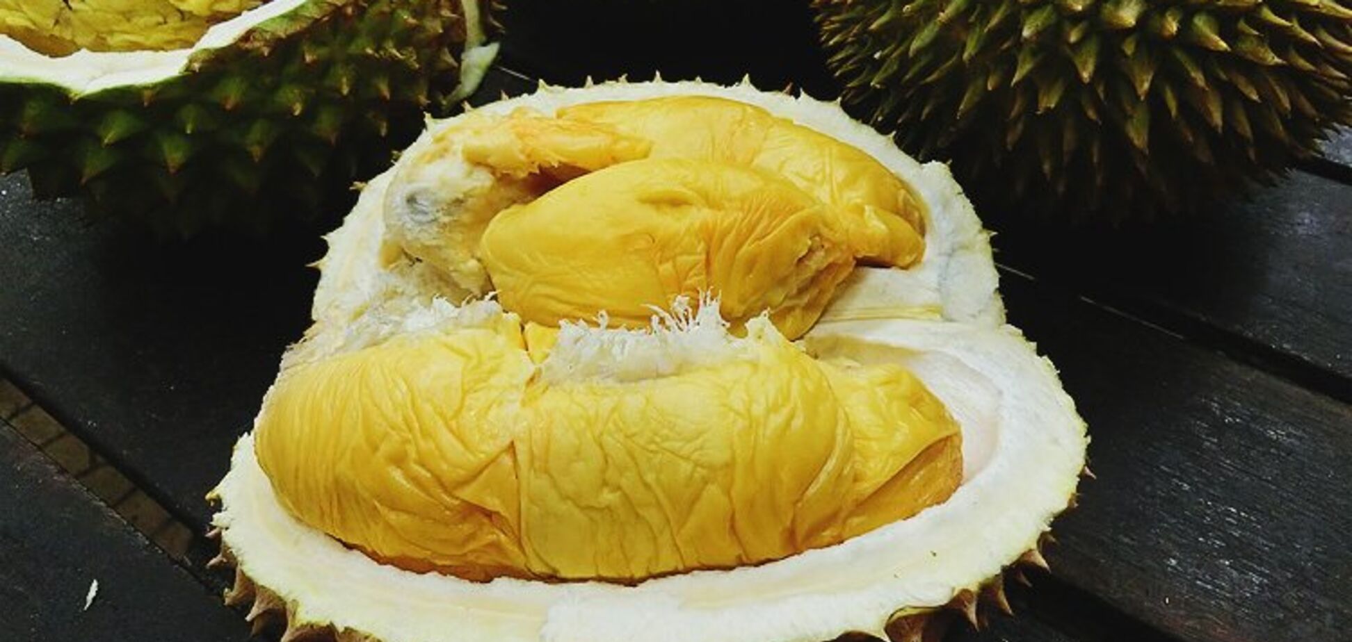 Сотни людей эвакуировали из-за дуриана: что это за фрукт и как его едят