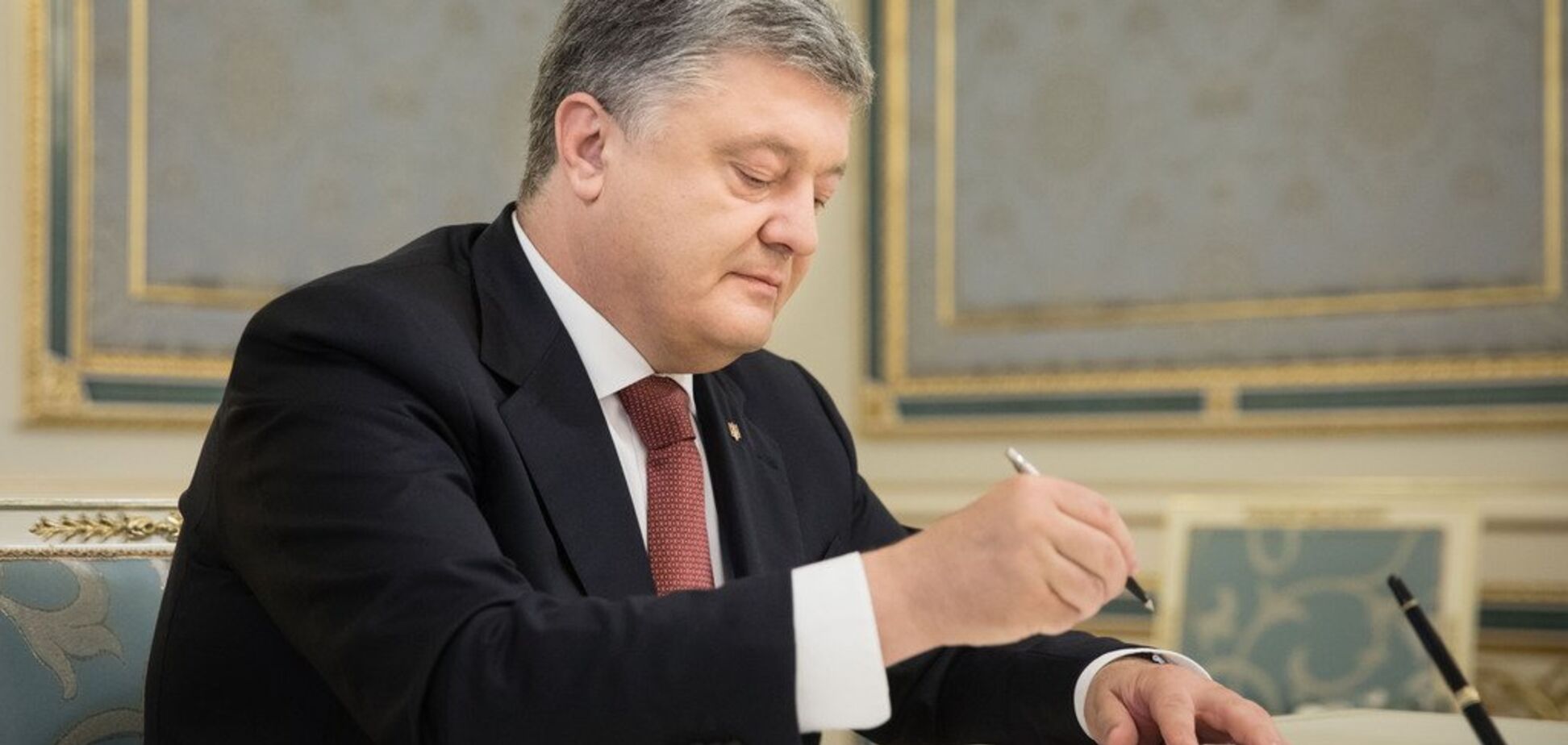 Порошенко підписав закон про українську мову: що далі