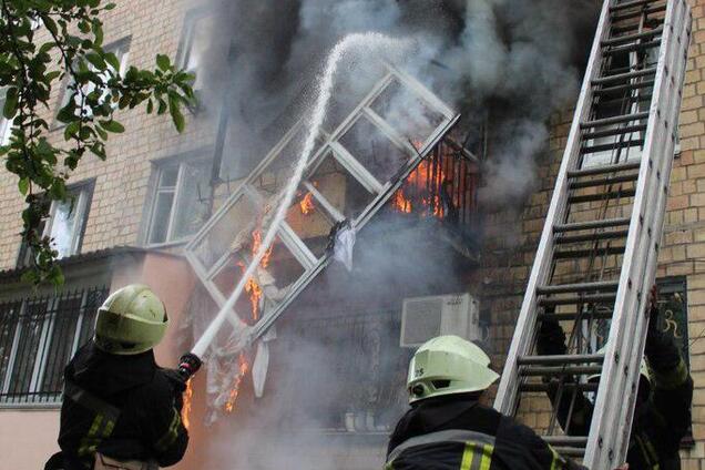 В Киеве вспыхнул пожар в многоэтажке: есть погибший