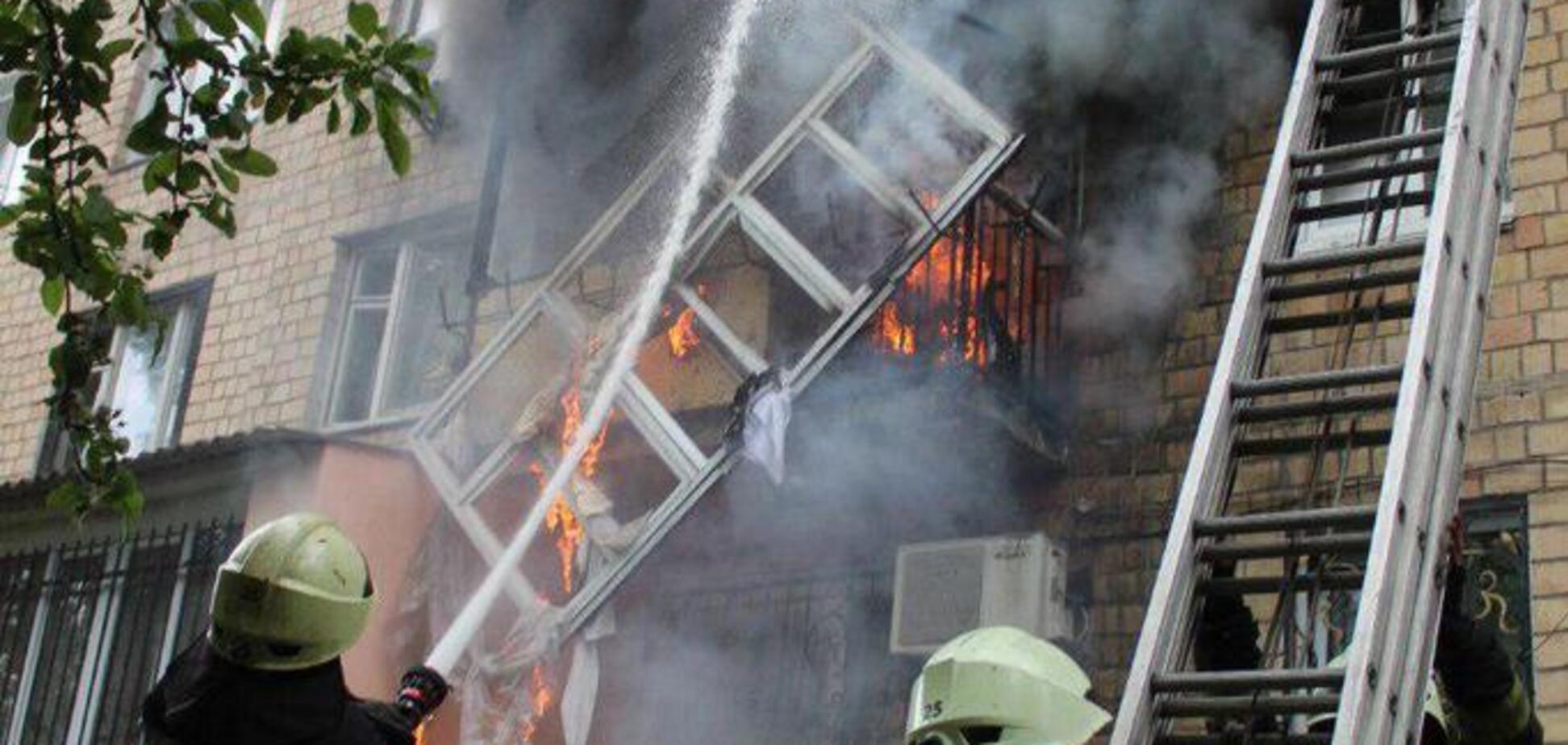 В Киеве вспыхнул пожар в многоэтажке: есть погибший 