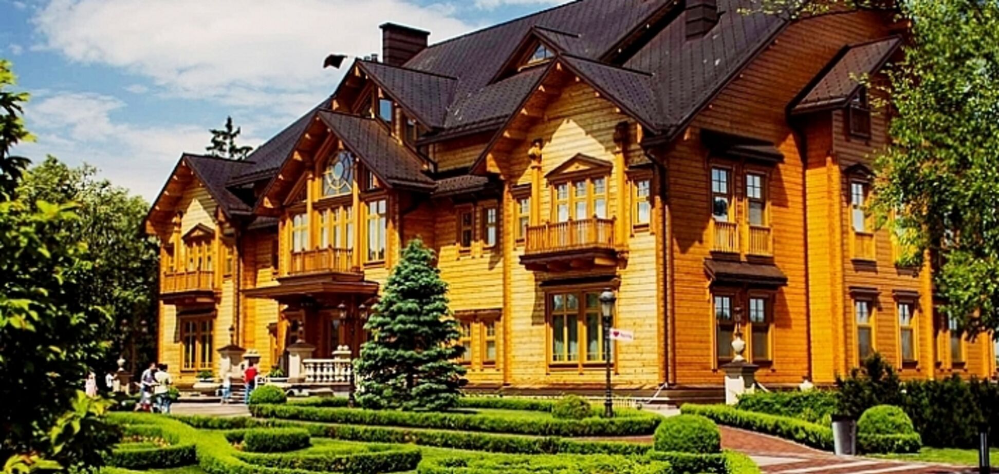 'Льют грязь': управляющий Межигорья жестко отреагировал на скандал вокруг него