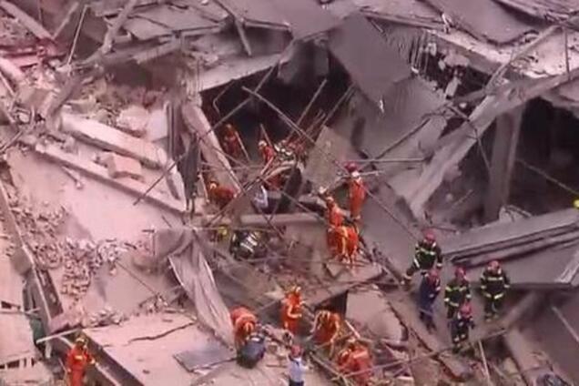  В Шанхае рухнуло здание: десятки людей в ловушке. Фото с места событий