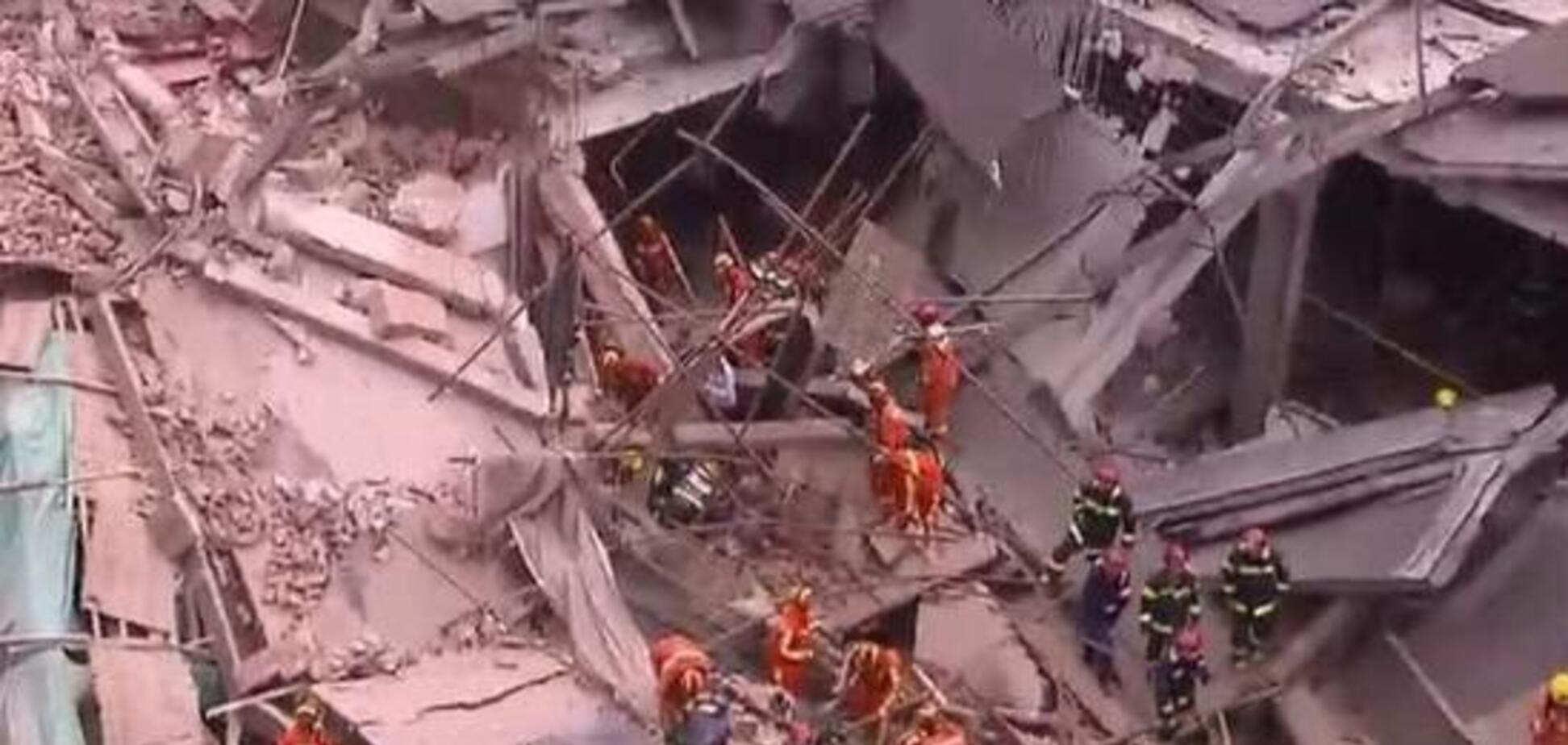 У Шанхаї завалилася будівля: десятки людей у пастці. Фото з місця подій