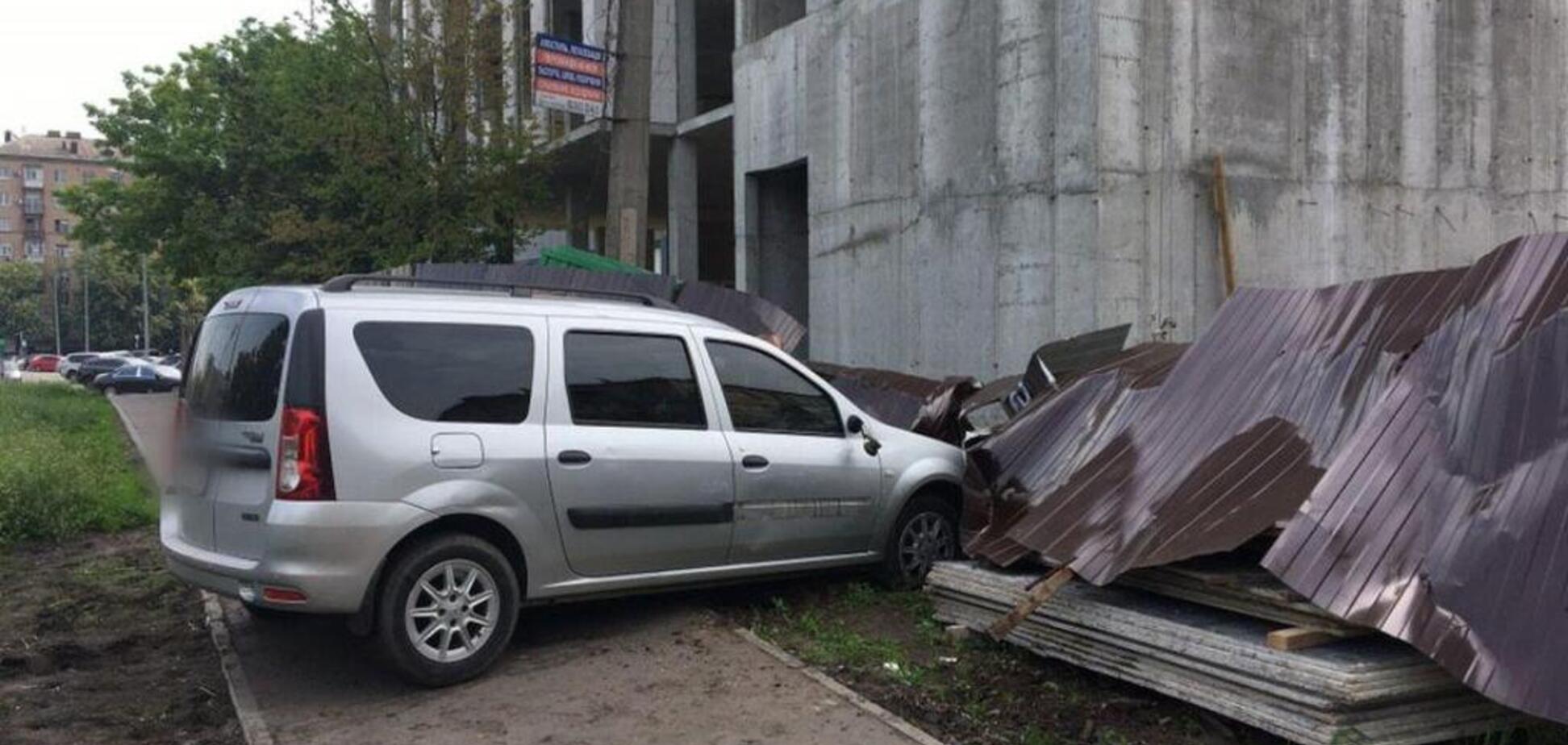 В Киеве автомобиль влетел в отца с 4-летним ребенком на тротуаре