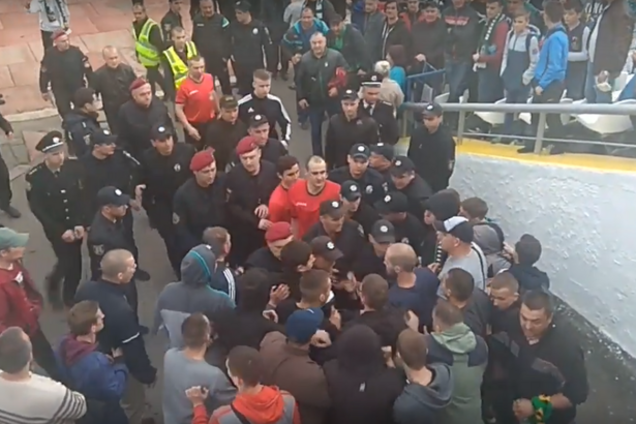 Украинские болельщики избили арбитра после матча: момент попал на видео