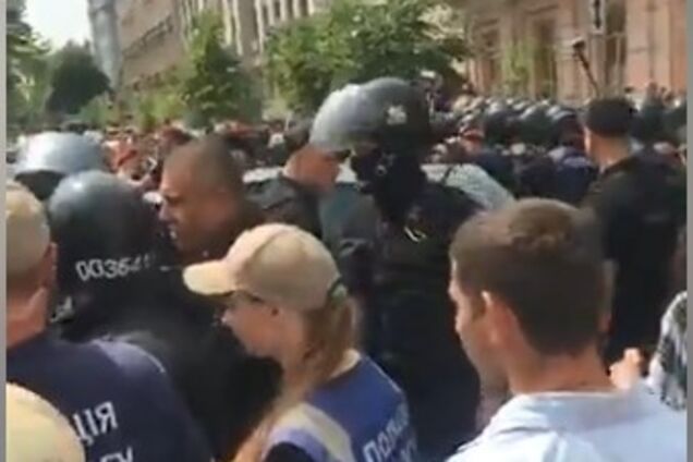 'Евробляхер' наехал на полицейского под Радой: в ход пошел слезоточивый газ