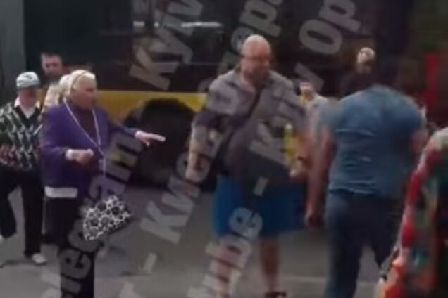 'Устроили гонки!' В Киеве на остановке подрались водители маршрутки и троллейбуса 