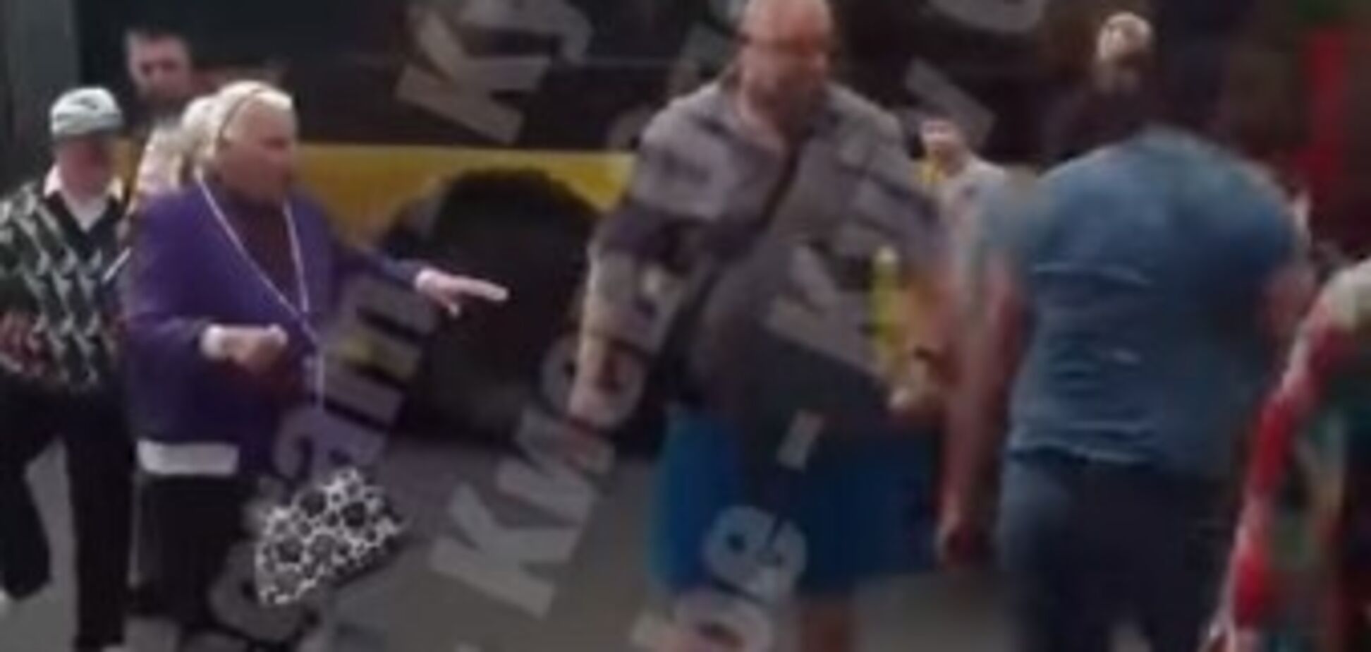 'Устроили гонки!' В Киеве на остановке подрались водители маршрутки и троллейбуса