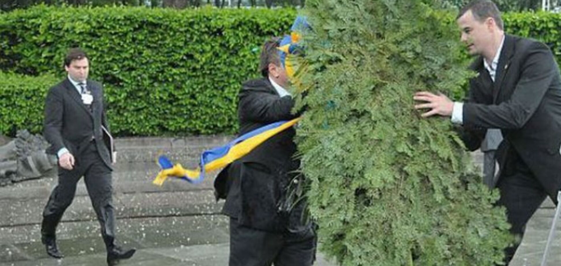 Як Януковича мало не вбив вінок