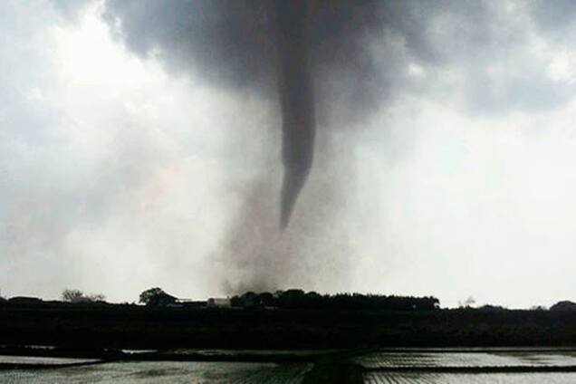 В Одеському аеропорту пронісся потужний смерч: в мережу потрапило відео
